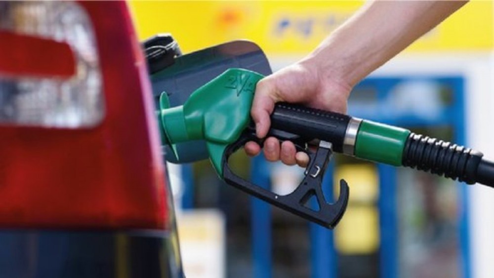 Benzina și motorina ușor se ieftinesc. ANRE afișează noile prețuri la carburanți