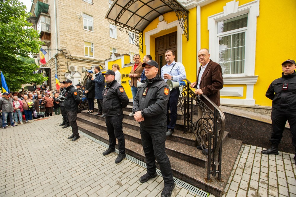 Sute de oameni au protestat la Curtea Constituțională, în susținerea Partidului „ȘOR”, pe care guvernarea vrea să-l scoată în afara legii