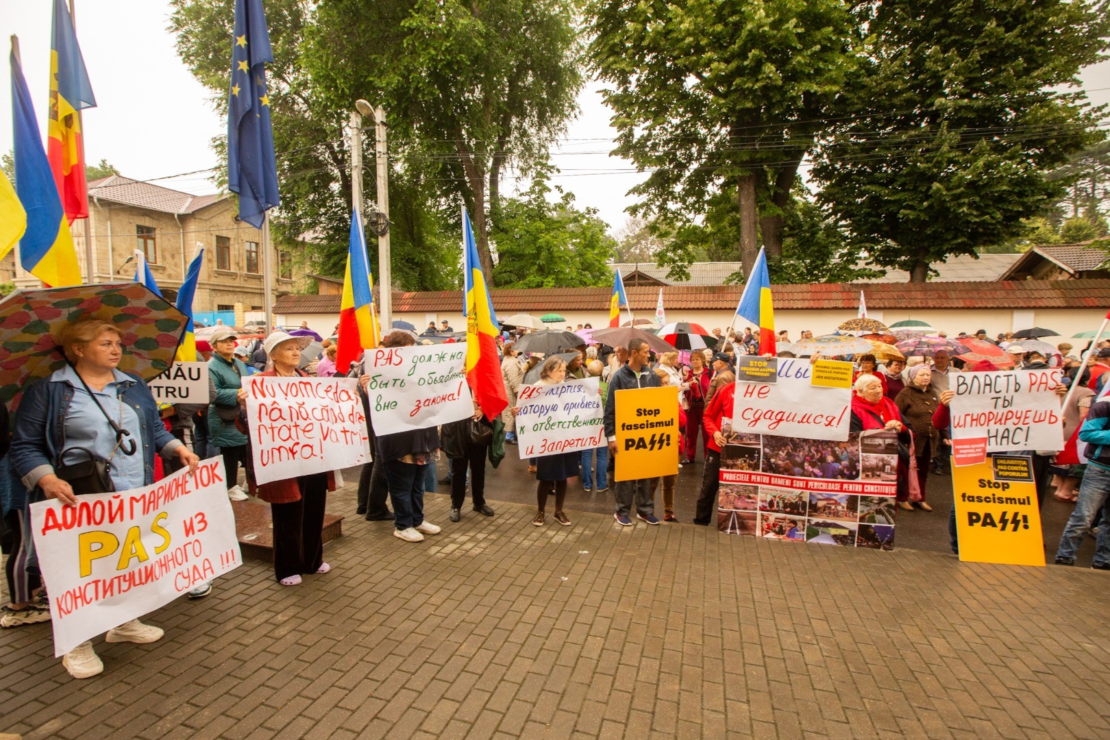 Sute de oameni au protestat la Curtea Constituțională, în susținerea Partidului „ȘOR”, pe care guvernarea vrea să-l scoată în afara legii