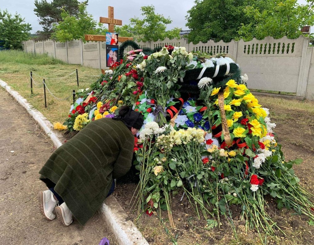 FOTO // Lacrimi de durere. Femeia și copilul ei de doar șapte luni, omorâți la Ghidighici, au fost conduși pe ultimul drum