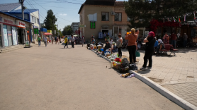 Sărăcia îi scoate în stradă pe zeci de bătrâni. Au ajuns să vândă tot ce mai au prin casă