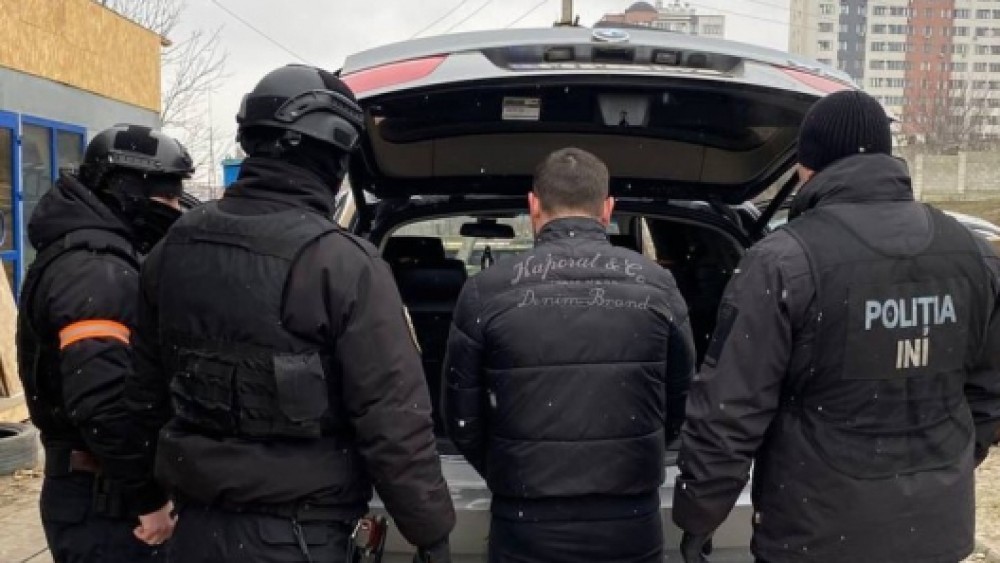 L-au răpit pentru ca să-l aducă în fața lui Machena, însă a reușit să fugă din mașină. Patru bărbați, pe banca acuzaților