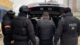 L-au răpit pentru ca să-l aducă în fața lui Machena, însă a reușit să fugă din mașină. Patru bărbați, pe banca acuzaților