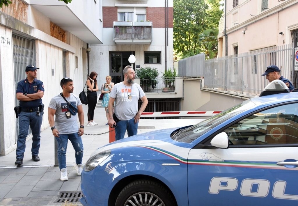 FOTO // Tragedie într-o familie de moldoveni: Un băiat de 16 ani și-a găsit părinții împușcați în casă
