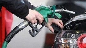 Benzina se ieftinește ușor, motorina continuă să se scumpească. Cât vor costa carburanții, în weekend