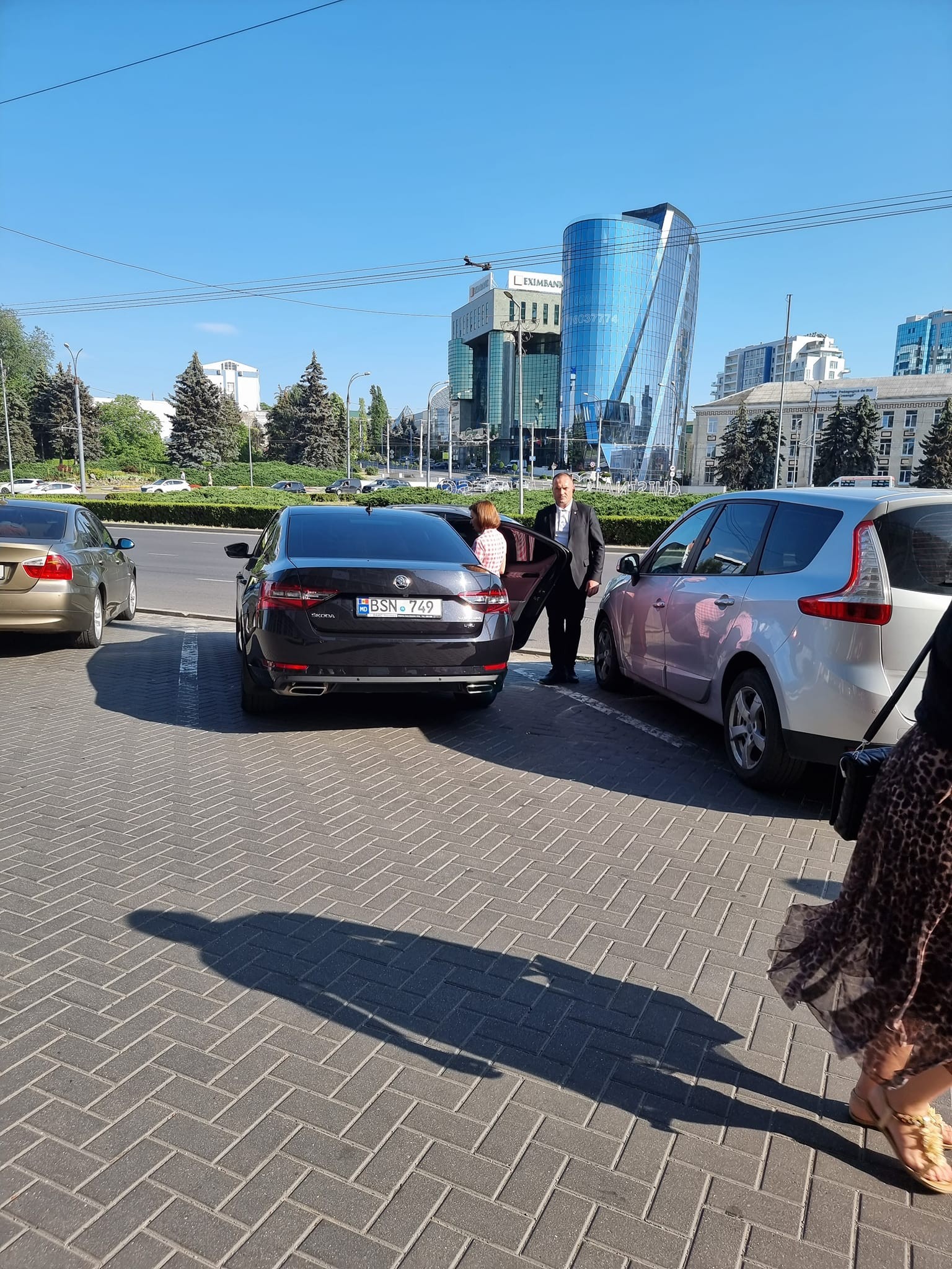 FOTO // Maia Sandu, surprinsă la un magazin din Capitală. Ce a cumpărat
