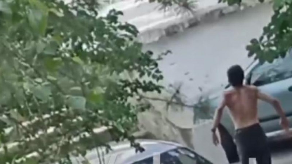 „Uăi liniștește-te!” - Un tânăr în stare de ebrietate și-a vărsat nervii pe o mașină parcată într-o curte din Capitală