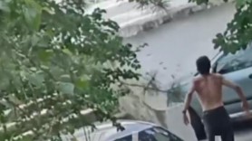 „Uăi liniștește-te!” - Un tânăr în stare de ebrietate și-a vărsat nervii pe o mașină parcată într-o curte din Capitală