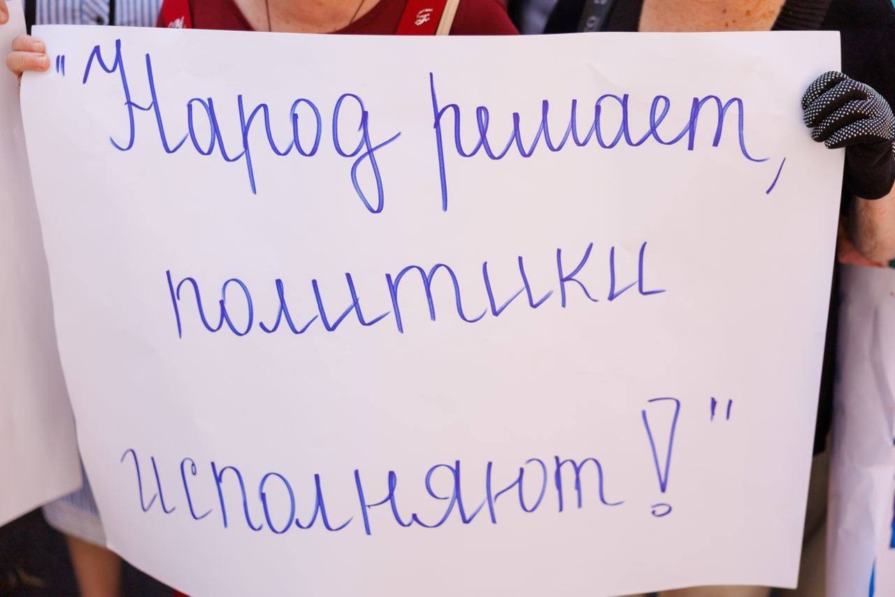 Cetățeni din toată țara, activiști civici, deputați și reprezentanți ai partidelor politice susțin inițiativa organizării unui referendum cu privire la direcția de integrare externă a țării