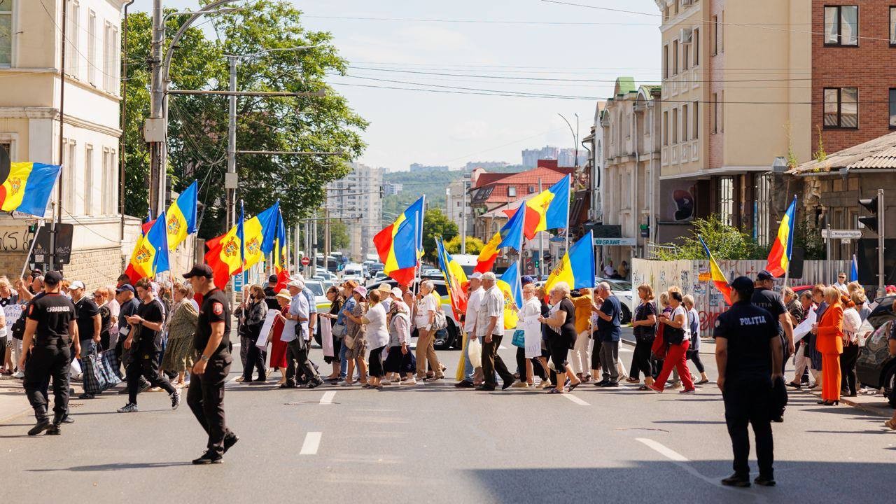 Cetățeni din toată țara, activiști civici, deputați și reprezentanți ai partidelor politice susțin inițiativa organizării unui referendum cu privire la direcția de integrare externă a țării