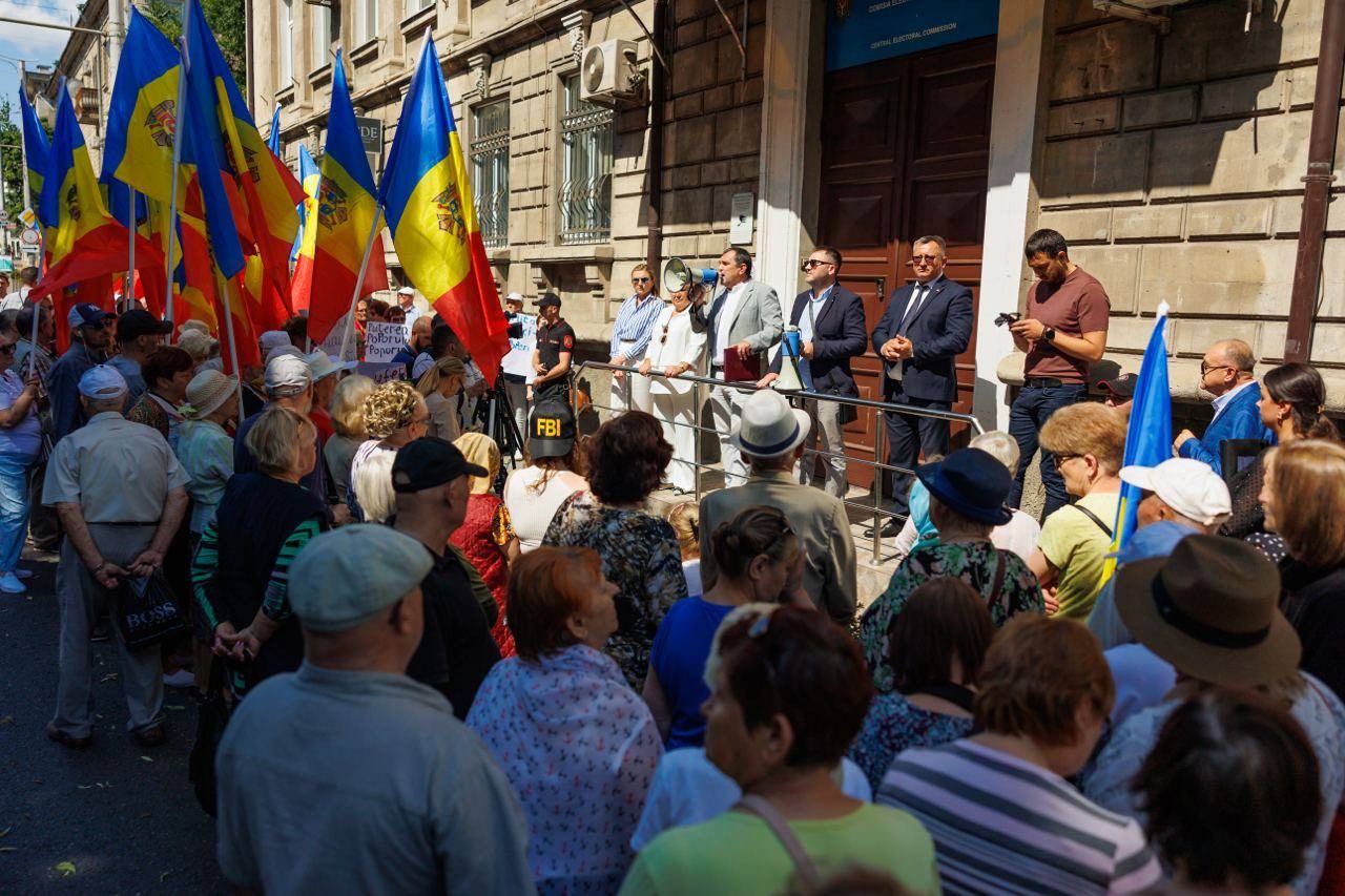 Cetățeni din toată țara, activiști civici, deputați și reprezentanți ai partidelor politice susțin inițiativa organizării unui referendum cu privire la direcția de integrare externă a țării