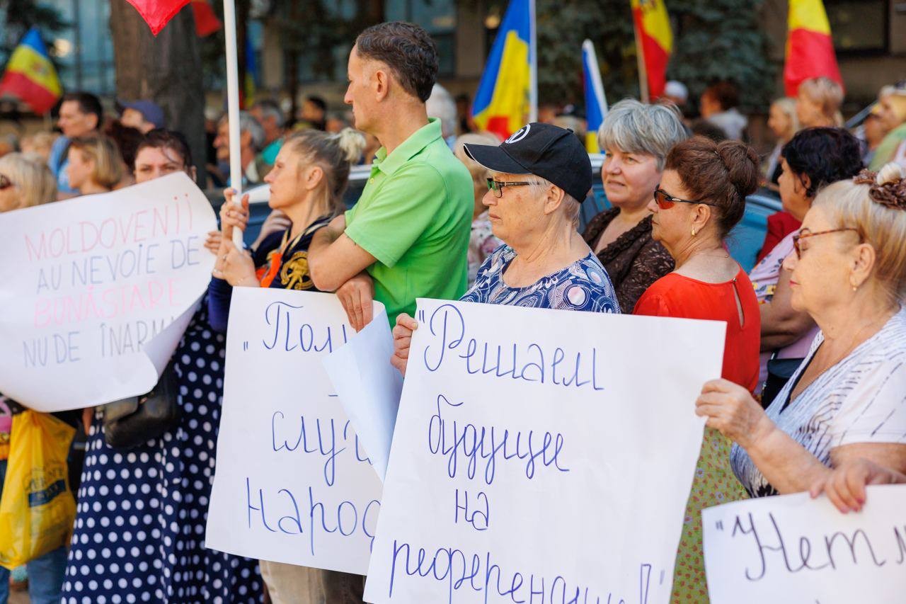 Cetățeni din toată țara, activiști civici, deputați și reprezentanți ai partidelor politice susțin inițiativa organizării unui referendum cu privire la direcția de integrare externă a țării