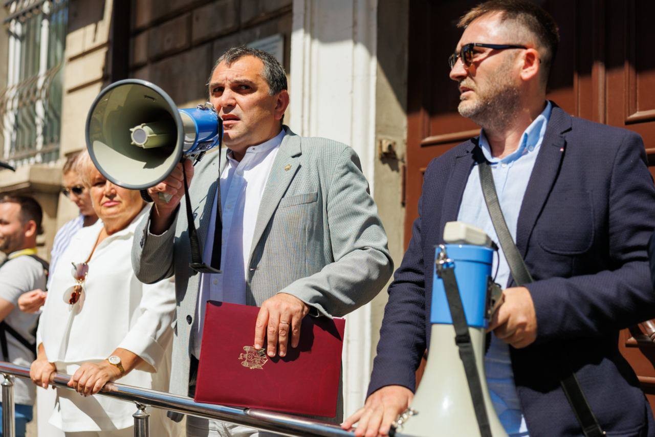 Cetățeni din toată țara, activiști civici, deputați și reprezentanți ai partidelor politice susțin inițiativa organizării unui referendum cu privire la direcția de integrare externă a țării