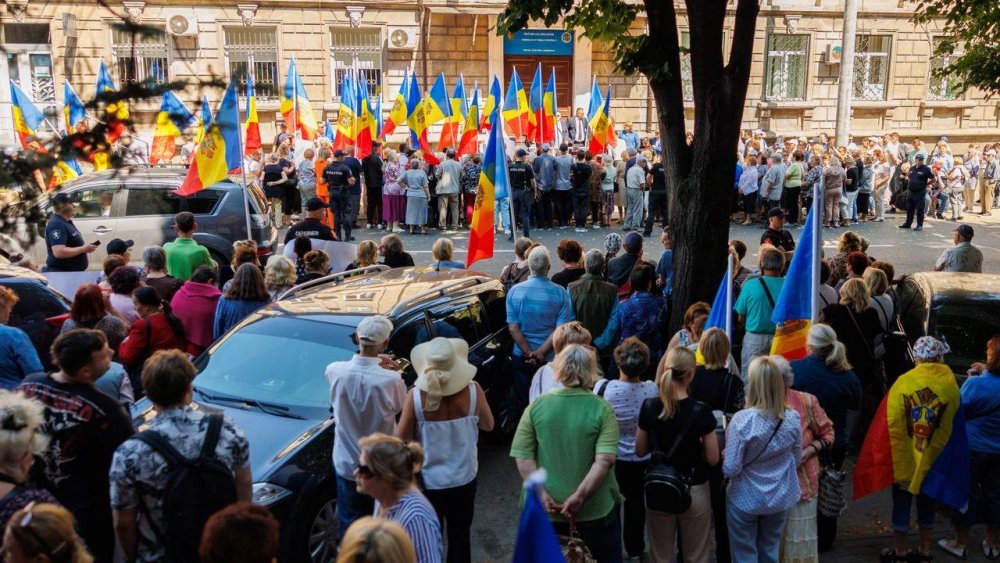 Cetățeni din toată țara, activiști civici, deputați și reprezentanți ai partidelor politice susțin inițiativa organizării unui referendum cu privire la direcția de integrare externă a țării