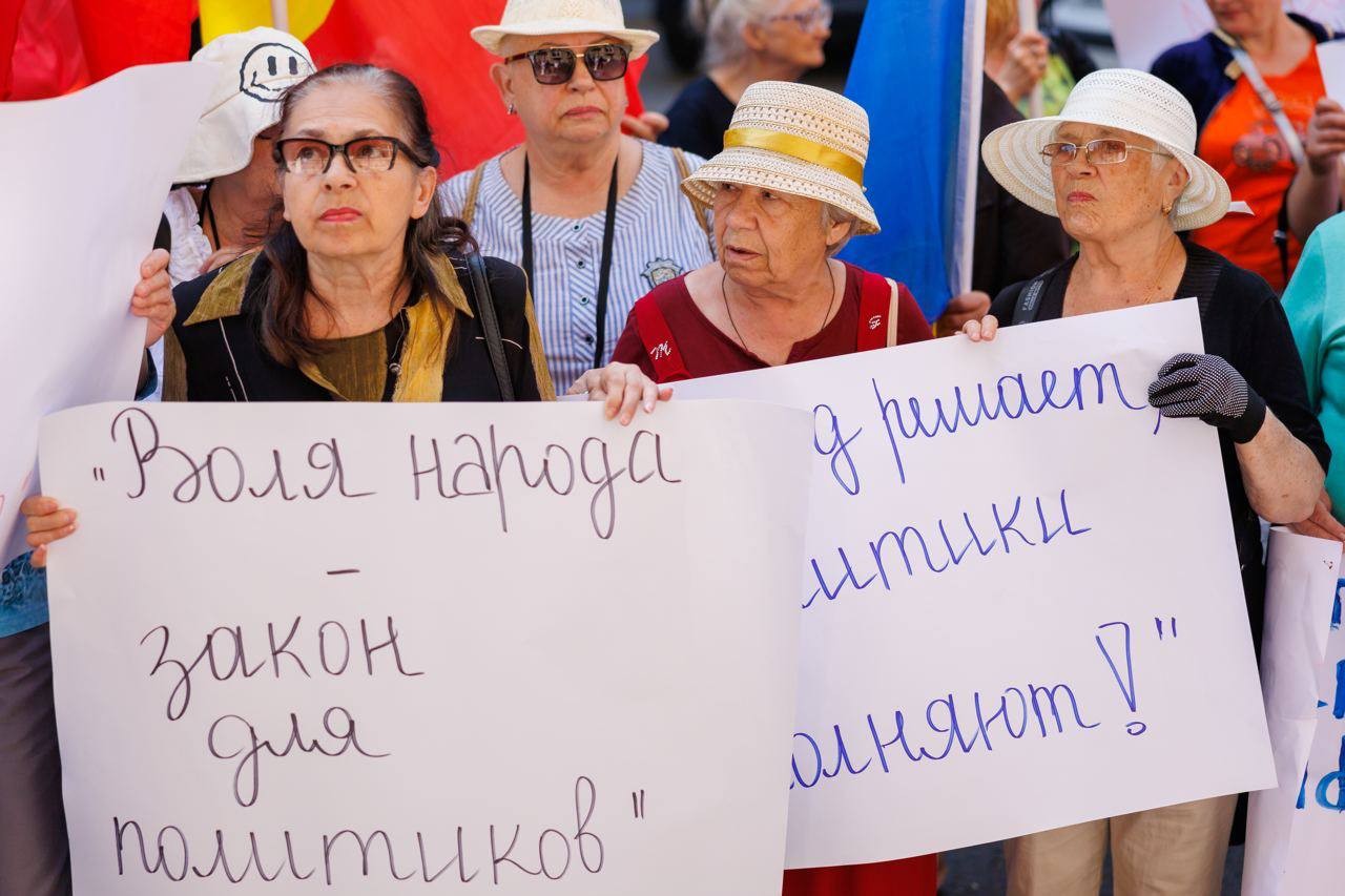 Cetățeni din toată țara, activiști civici, deputați și reprezentanți ai partidelor politice susțin inițiativa organizării unui referendum cu privire la direcția de integrare externă a țării