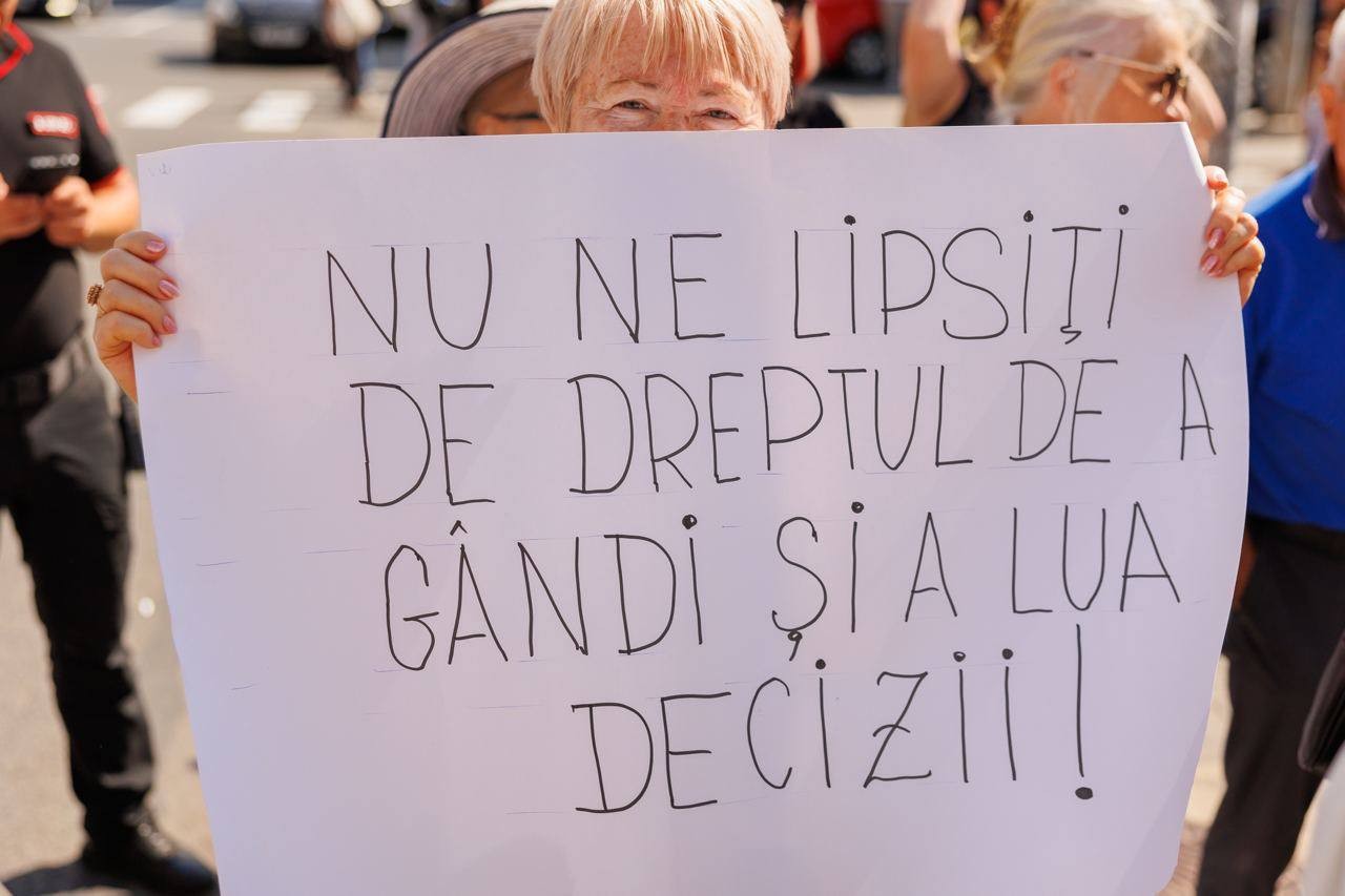 Cetățeni din toată țara, activiști civici, deputați și reprezentanți ai partidelor politice susțin inițiativa organizării unui referendum cu privire la direcția de integrare externă a țării