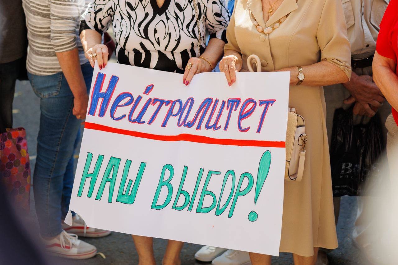 Cetățeni din toată țara, activiști civici, deputați și reprezentanți ai partidelor politice susțin inițiativa organizării unui referendum cu privire la direcția de integrare externă a țării