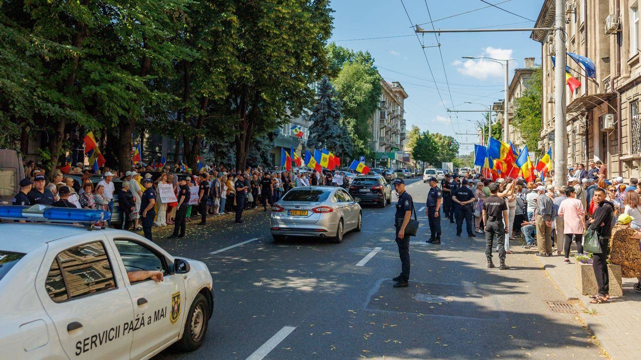 Cetățeni din toată țara, activiști civici, deputați și reprezentanți ai partidelor politice susțin inițiativa organizării unui referendum cu privire la direcția de integrare externă a țării