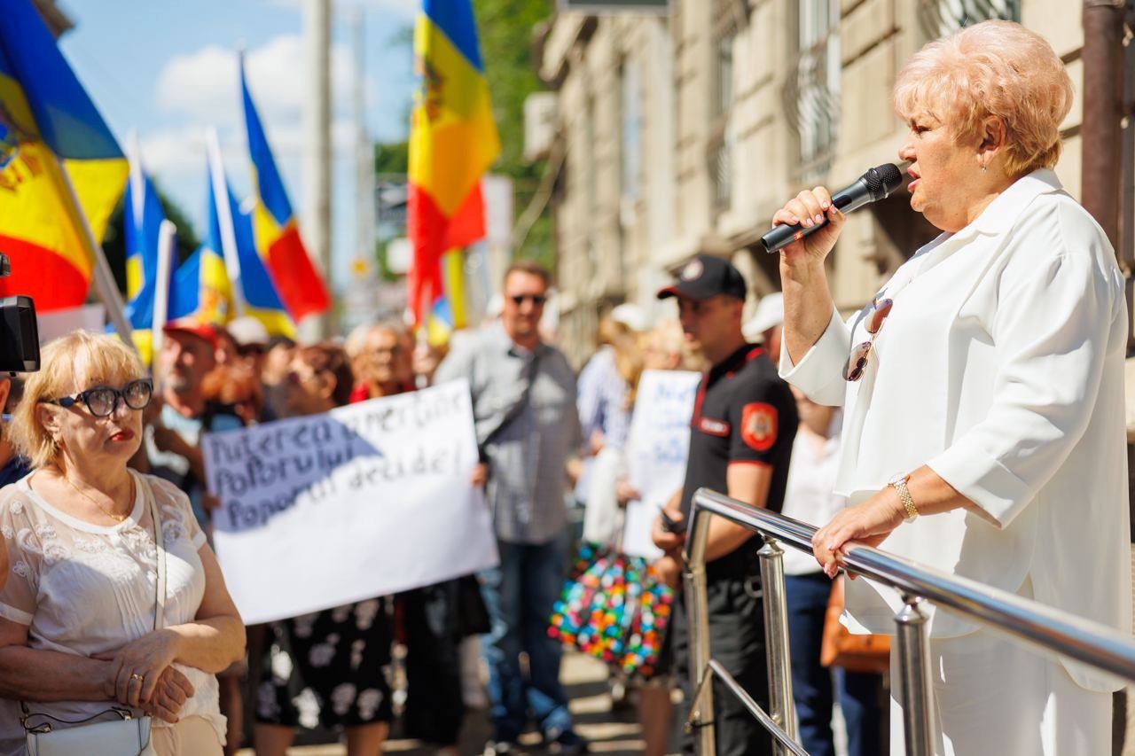 Cetățeni din toată țara, activiști civici, deputați și reprezentanți ai partidelor politice susțin inițiativa organizării unui referendum cu privire la direcția de integrare externă a țării