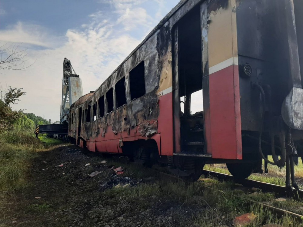 FOTO // Locomotiva rutei de pasageri Chișinău-Ungheni, cuprinsă în flăcări. Focul a distrus și un vagon de pasageri