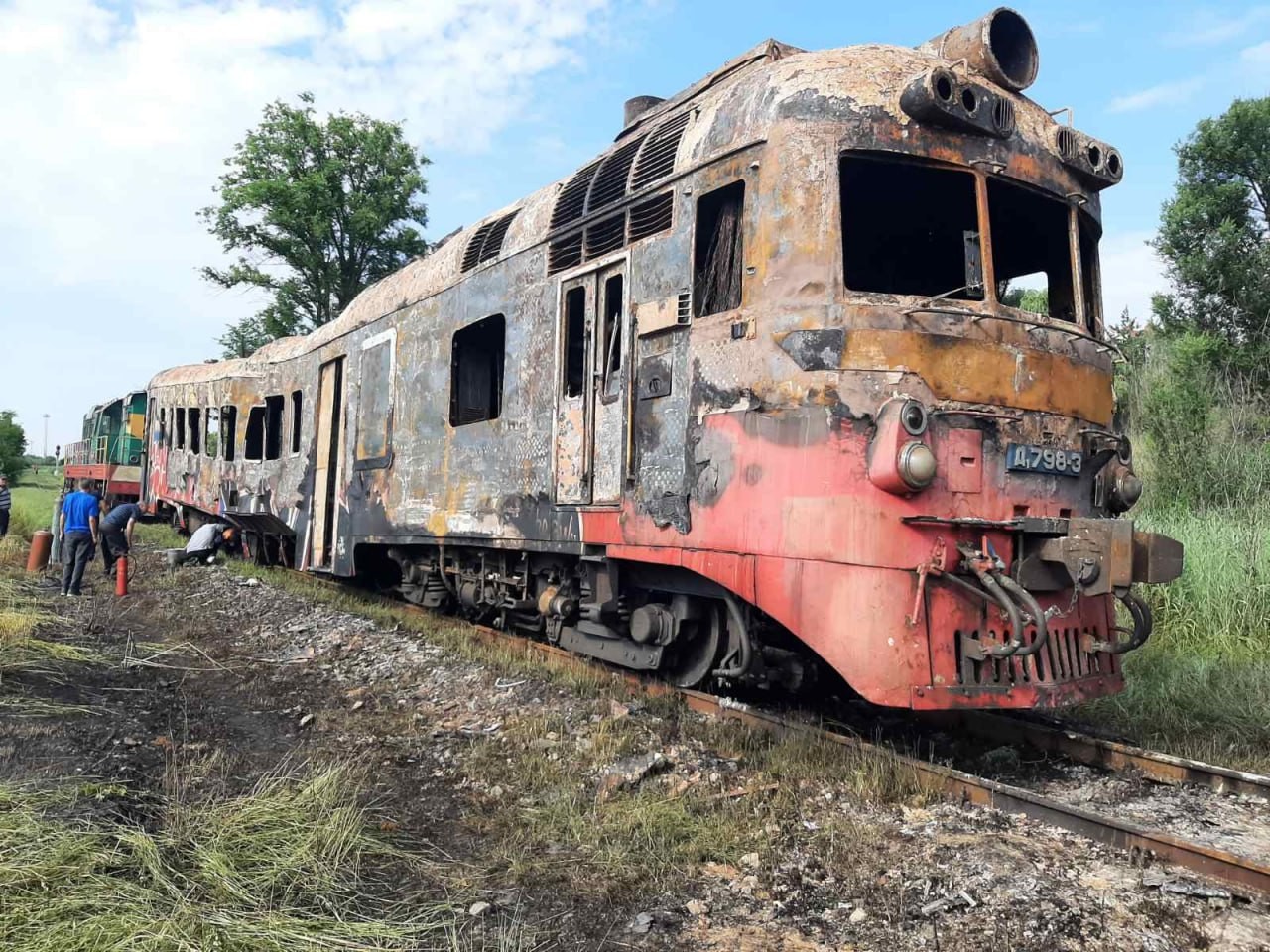 FOTO // Locomotiva rutei de pasageri Chișinău-Ungheni, cuprinsă în flăcări. Focul a distrus și un vagon de pasageri
