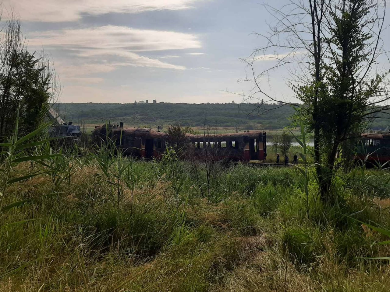 FOTO // Locomotiva rutei de pasageri Chișinău-Ungheni, cuprinsă în flăcări. Focul a distrus și un vagon de pasageri