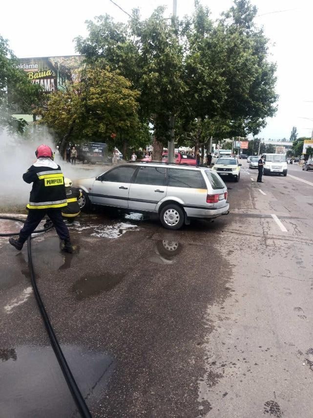 FOTO // Explozie la Bălți. Un automobil cu instalație de gaz a luat foc în timpul deplasării