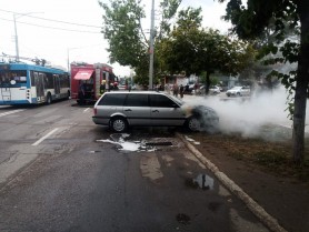 FOTO // Explozie la Bălți. Un automobil cu instalație de gaz a luat foc în timpul deplasării