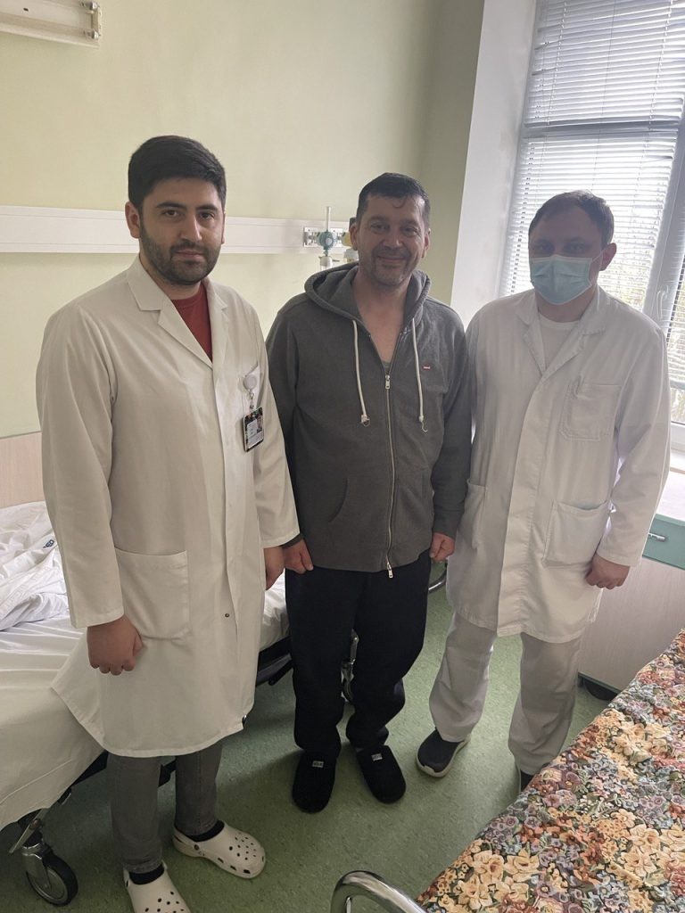 FOTO // ”Se simțea absolut sănătos” Un bărbat cu o tumoare gigantă pe creier, operat cu succes în capitală