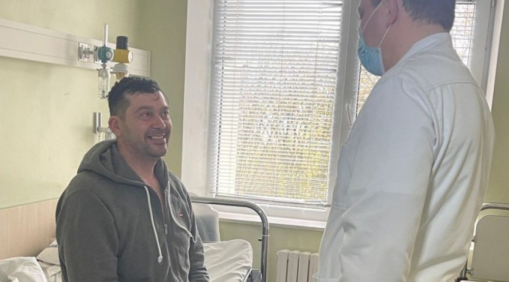 FOTO // ”Se simțea absolut sănătos” Un bărbat cu o tumoare gigantă pe creier, operat cu succes în capitală