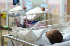 Premieră în medicină: S-a născut primul copil care are trei părinți biologici