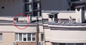 Imagini cutremurătoare: Doi copii mici, surprinși pe acoperișul unui bloc de locuit