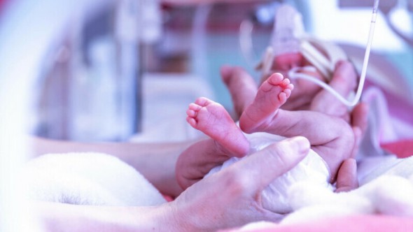 O mamă a înjunghiat trei membri ai personalului unui spital ca să-și fure copilul nou-născut din incubator
