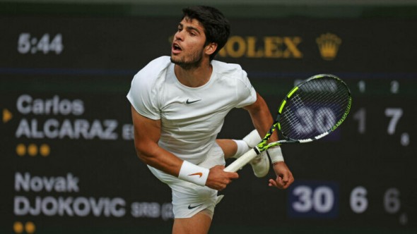 Novak Djokovic bătut ăn cinci seturi de Carlos Alcaraz care a câștigat titlul la Wimbledon