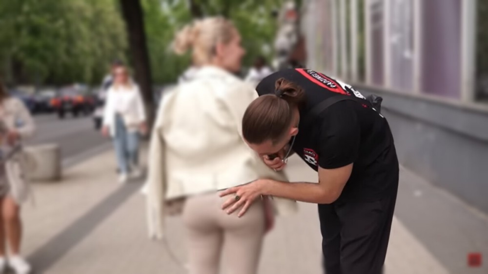 VIDEO 18+ // A filmat o minoră cu sânii goi, contra bani și a postat imaginile pe Tik Tok. Vloggerul Dima White, reținut de polițiști
