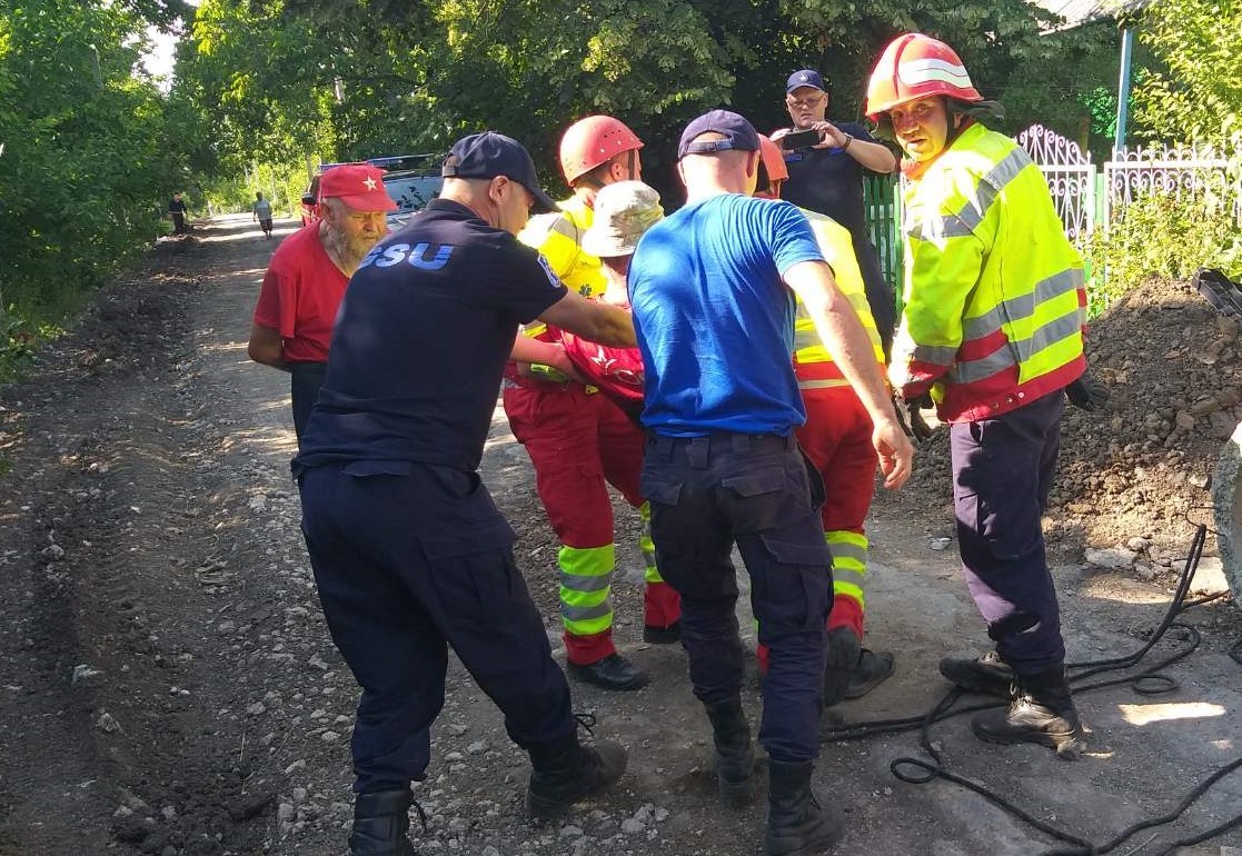Fălești // Angajații IGSU au salvat un bărbat blocat într-un cilindru de beton