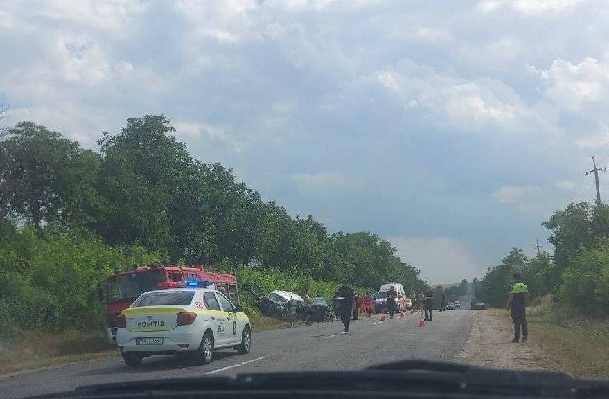 FOTO // Accident TERIBIL la Drochia. O persoană a murit, iar alte trei au ajuns la spital