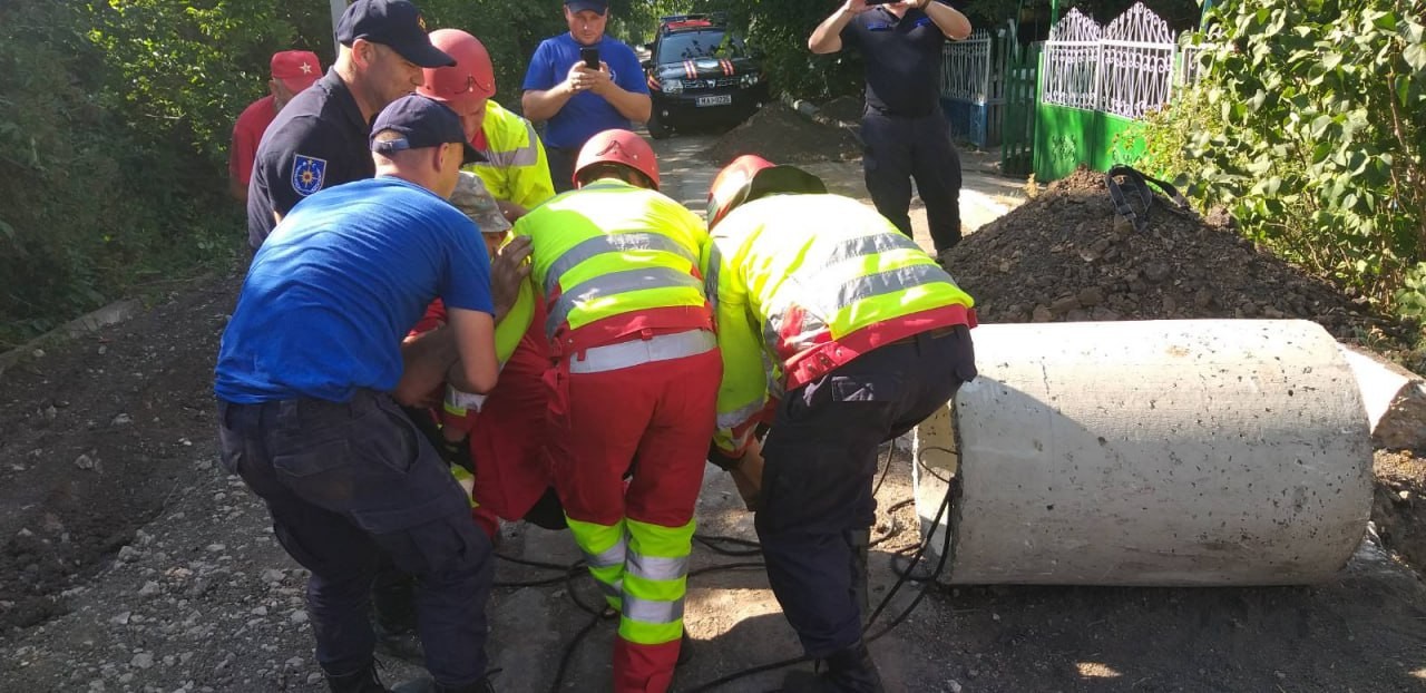 Fălești // Angajații IGSU au salvat un bărbat blocat într-un cilindru de beton