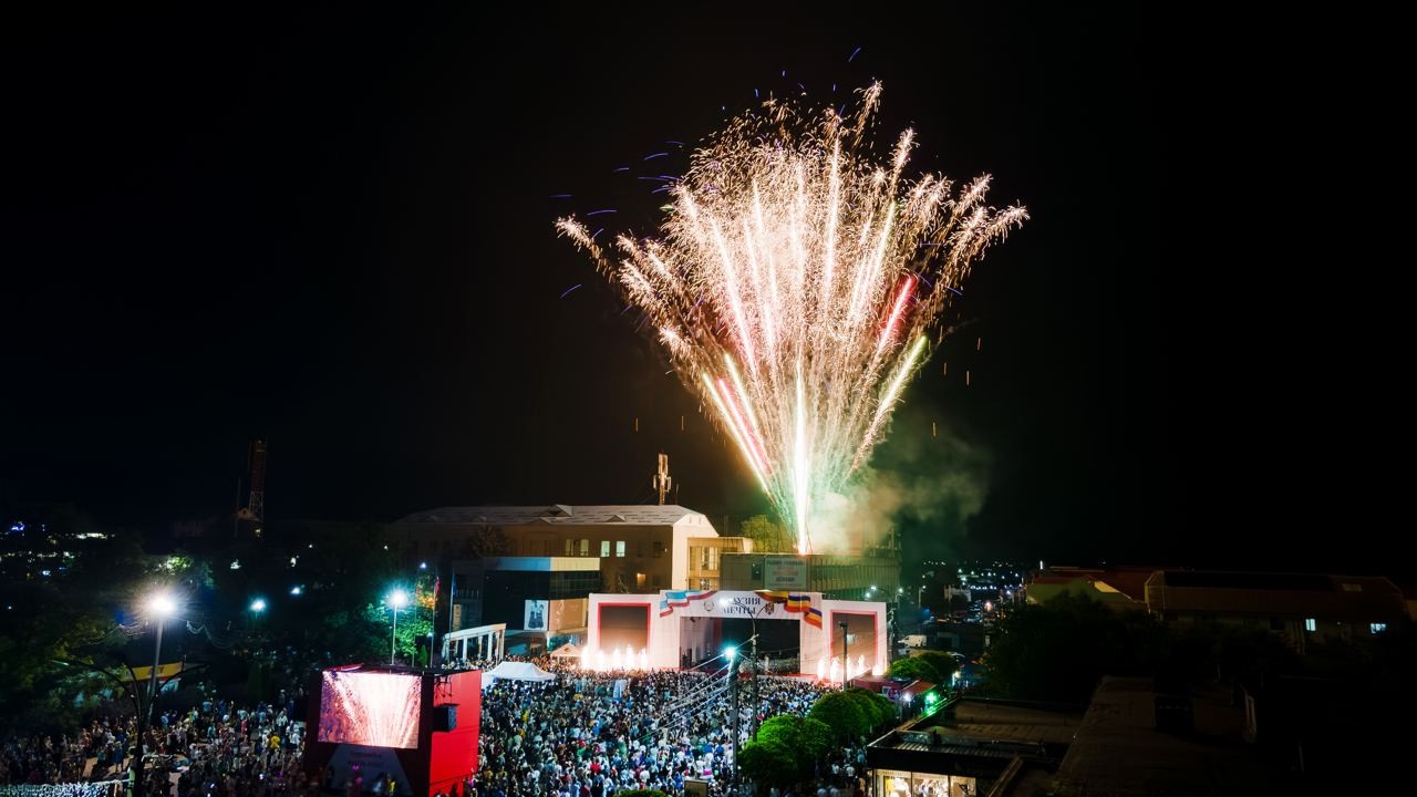 FOTO // Găgăuzia - locul unde visurile devin realitate! Interpretul turc Mustafa Sandal a încins atmosfera la concertul organizat cu ocazia învestirii bașcanului