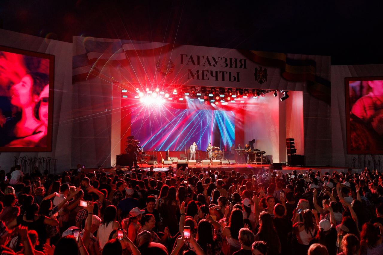 FOTO // Găgăuzia - locul unde visurile devin realitate! Interpretul turc Mustafa Sandal a încins atmosfera la concertul organizat cu ocazia învestirii bașcanului