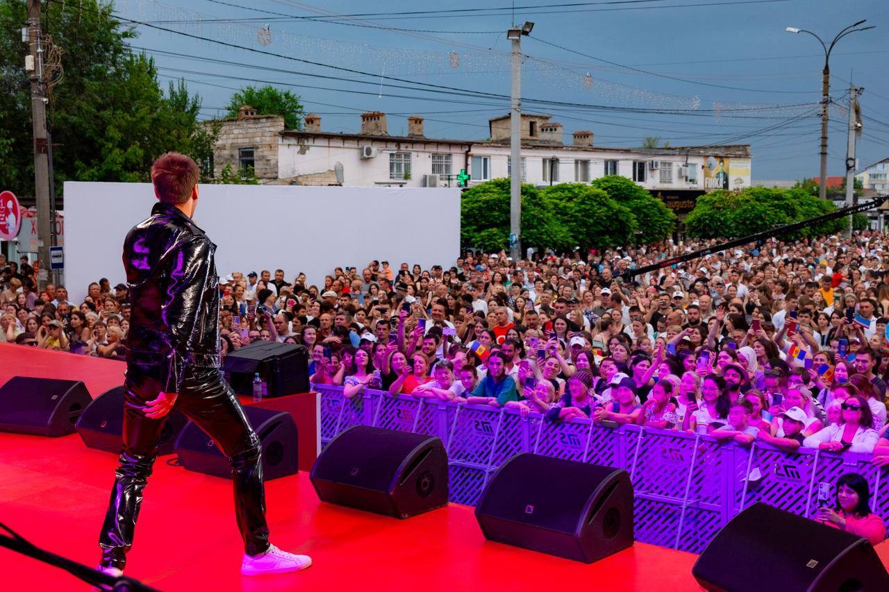 FOTO // Găgăuzia - locul unde visurile devin realitate! Interpretul turc Mustafa Sandal a încins atmosfera la concertul organizat cu ocazia învestirii bașcanului