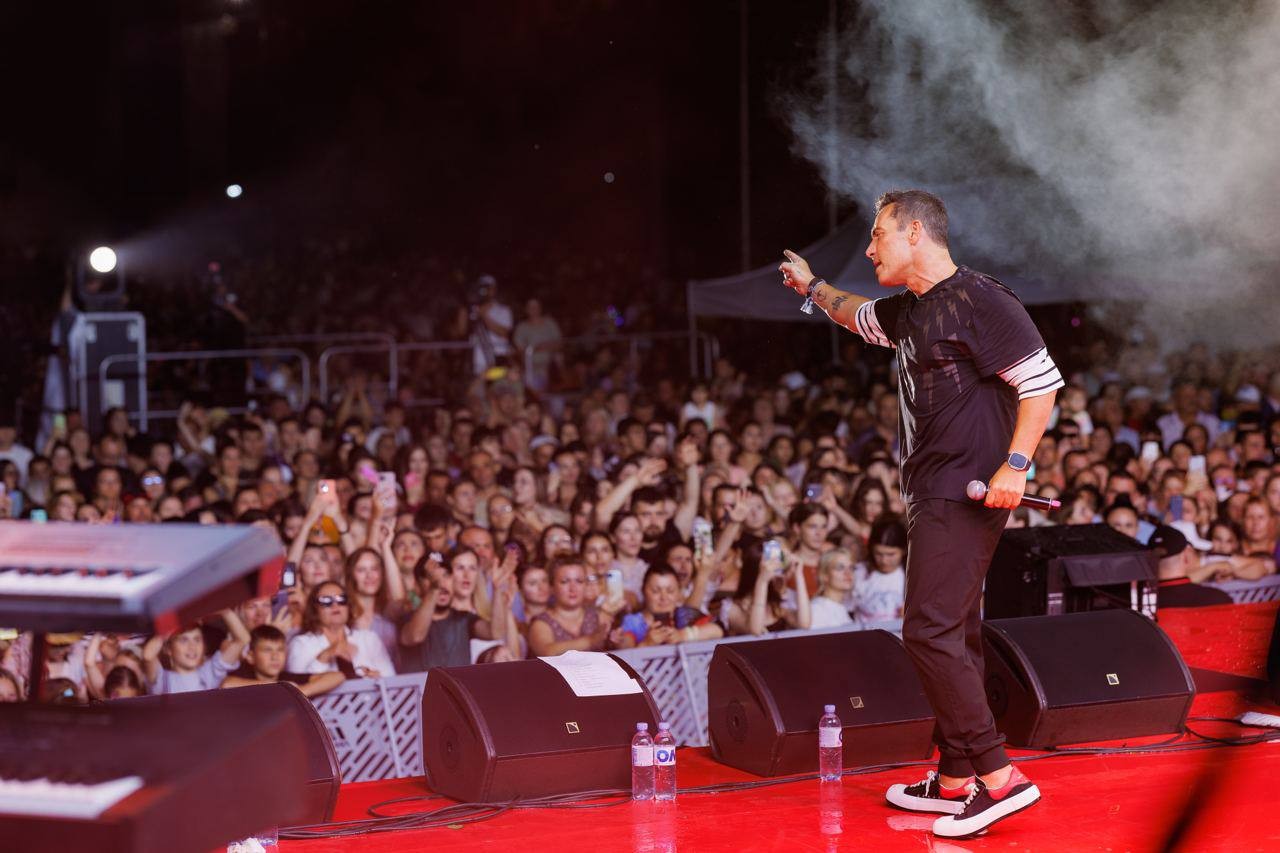 FOTO // Găgăuzia - locul unde visurile devin realitate! Interpretul turc Mustafa Sandal a încins atmosfera la concertul organizat cu ocazia învestirii bașcanului