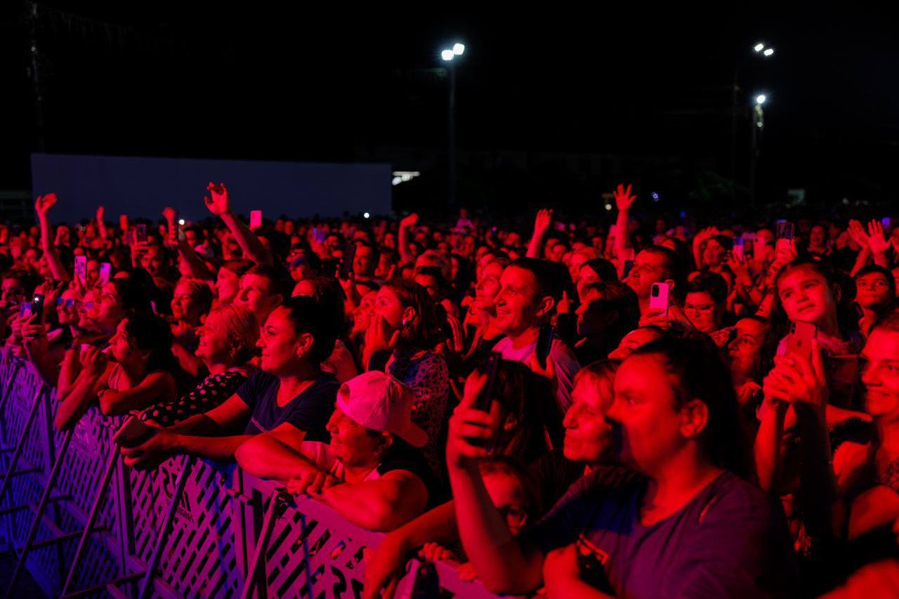 FOTO // Găgăuzia - locul unde visurile devin realitate! Interpretul turc Mustafa Sandal a încins atmosfera la concertul organizat cu ocazia învestirii bașcanului