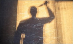 Crimă teribilă: Un bărbat l-a înunghiat pe amantul iubitei, după ce i-a prins împreună în casa lui