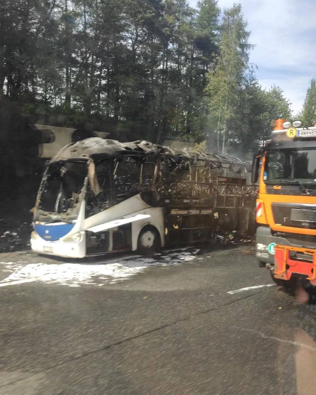 FOTO& VIDEO // Un autocar cu pasageri moldoveni care se întorceau din Spania, a ars integral în Austria
