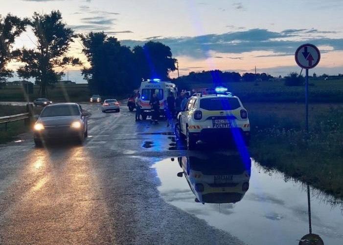 FOTO // O persoană a decedat, iar alte patru au fost rănite, în urma unui accident violent în Edineț