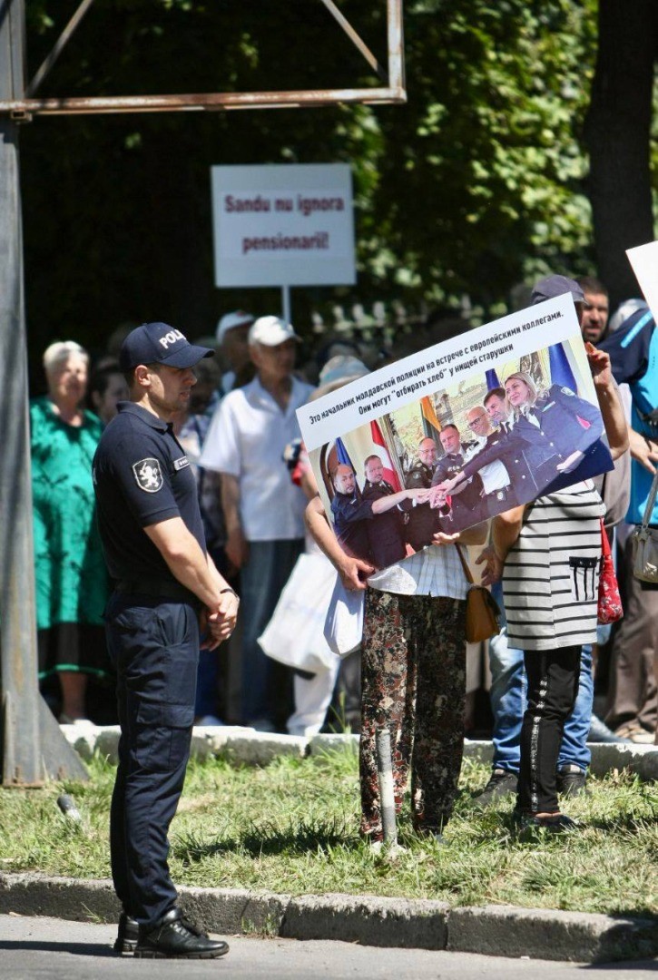 „Jos mâinile de pe МERIȘOR”. Sute de oameni din Chișinău, Sîngerei, Călărași au ieșit la protest în apărarea magazinelor sociale
