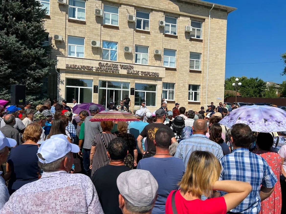 FOTO // Protest în Găgăuzia. Ilan Șor: Deputații Adunării Populare au pus interesele amantelor mai presus decât cele ale Găgăuziei