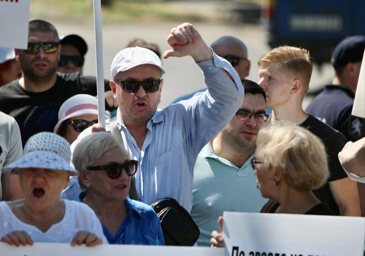 „Jos mâinile de pe МERIȘOR”. Sute de oameni din Chișinău, Sîngerei, Călărași au ieșit la protest în apărarea magazinelor sociale