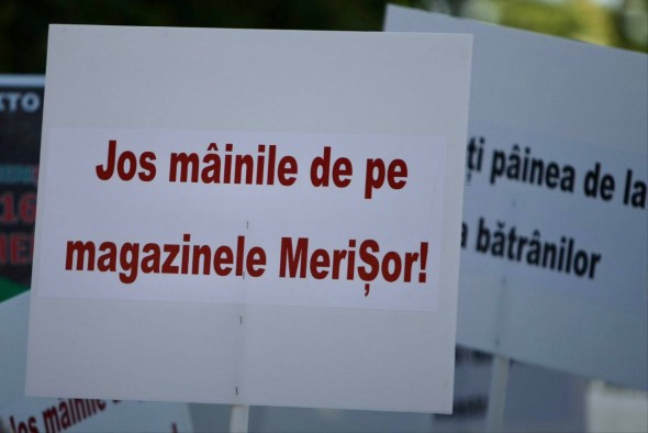 „Jos mâinile de pe МERIȘOR”. Sute de oameni din Chișinău, Sîngerei, Călărași au ieșit la protest în apărarea magazinelor sociale